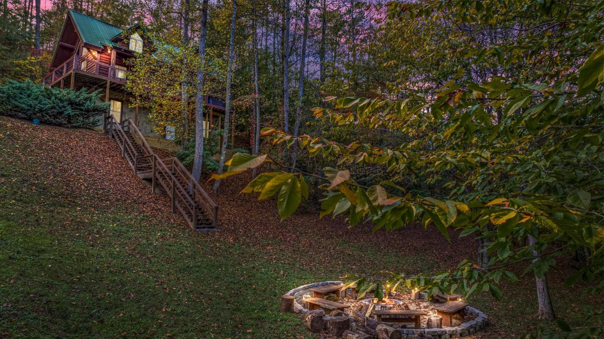 Relaxation Retreat - Pickleball Cabin - Wi-Fi, Fire Pit With Bar, Ev, Game Room, Hot Tub, Pool Access - Mins To Pf Sevierville Dış mekan fotoğraf
