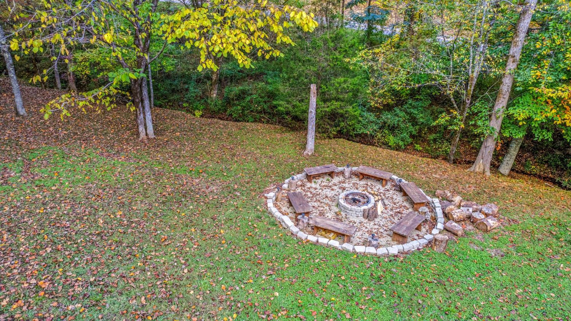 Relaxation Retreat - Pickleball Cabin - Wi-Fi, Fire Pit With Bar, Ev, Game Room, Hot Tub, Pool Access - Mins To Pf Sevierville Dış mekan fotoğraf