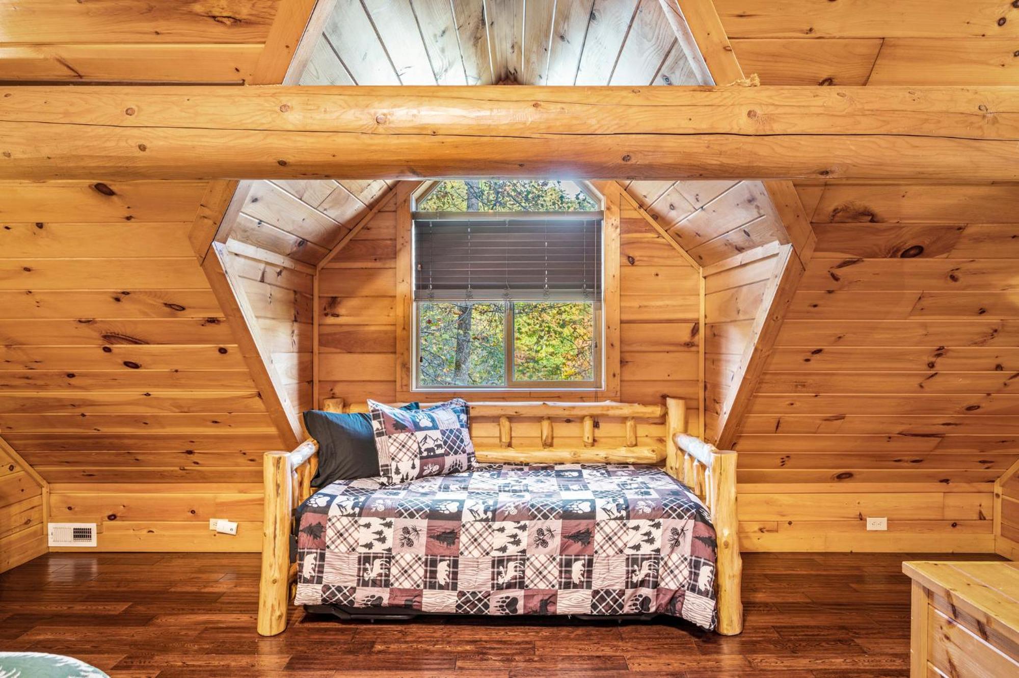 Relaxation Retreat - Pickleball Cabin - Wi-Fi, Fire Pit With Bar, Ev, Game Room, Hot Tub, Pool Access - Mins To Pf Sevierville Dış mekan fotoğraf